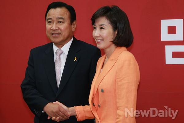 ▲ 새누리당 이완구 원내대표와 나경원 전 의원이 9일 오후 회동을 갖고 인사를 나누고 있다. ⓒ이종현 기자