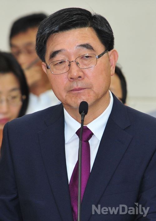 ▲ 이기권 고용노동부 장관 후보자가 8일 오전 여의도 국회 환경노동위원회 전체회의실에서 열린 인사청문회에 출석해 의원들의 질의에 답하고 있다. ⓒ이종현 기자