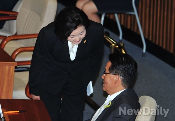 ▲ 박영선 새정치민주연합 원내대표와 박지원 의원이 국회 본회의장에서 열린 대정부 질문 중 즐거운 표정으로 대화를 나누고 있다. ⓒ이종현 기자