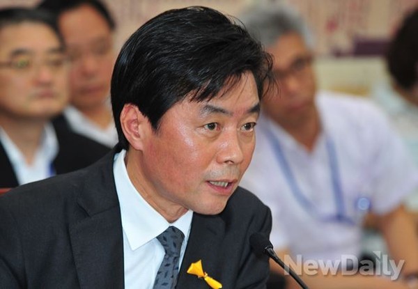 ▲ 정성근 문화체육관광부 장관 후보자가 10일 오전 여의도 국회 교육문화위원회 회의실에서 에서 열린 [인사청문회]에 출석해 의원들의 질의에 답하고 있다. ⓒ이종현 기자