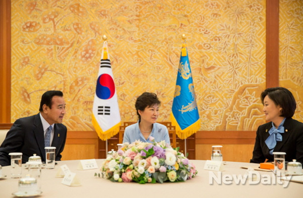 ▲ 박근혜 대통령은 10일 청와대에서 여야 원내대표단을 초청, 회담을 가졌다. ⓒ 뉴데일리(청와대 제공)