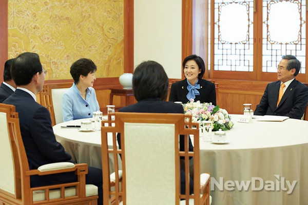 박근혜 대통령은 10일 청와대에서 여야 원내대표단을 초청, 회담을 가졌다. ⓒ 뉴데일리(청와대 제공)