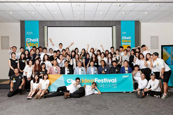 ▲ 제일기획 임대기사장과 제일기획 아이디어 페스티벌 본상 수상자들이 9일 서울 한남동 사옥에서 열린 '제35회 제일기획 아이디어 페스티벌' 시상식에서 기념촬영을 하고 있다. ⓒ제일기획 제공