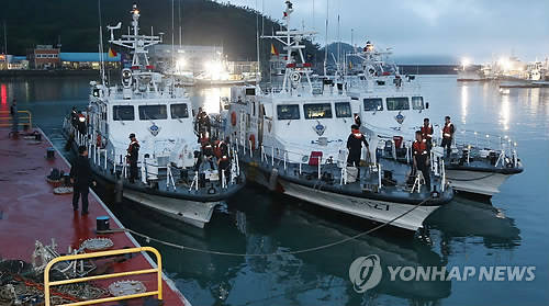 ▲ 지난달 풍랑주의보로 회항했던 해양경찰청 경비정이 다시 세월호 사고해역으로 출항하는 모습.ⓒ연합뉴스