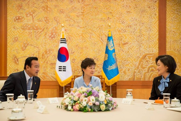 ▲ 박근혜 대통령이 10일 청와대에서 열린 첫 여야 원내지도부와의 회동에서 박영선 새정치민주연합 원내대표와 대화를 나누고 있다. ⓒ 뉴데일리