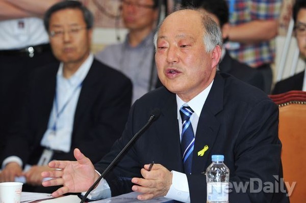 ▲ 박근혜 대통령이 10일 청와대에서 열린 첫 여야 원내지도부와의 회동에서 박영선 새정치민주연합 원내대표와 대화를 나누고 있다. ⓒ 뉴데일리