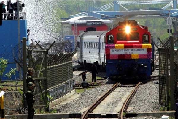 ▲ 2007년 5월 17일, 盧정권 시절 경의선 남북연결 시험운행 당시 모습. [자료사진]