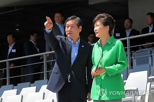 ▲ 박근혜 대통령이 11일 오전 인천시 서구 2014인천아시아경기대회 주경기장에서 아시안게임·장애인아시안게임 준비상황 보고를 받은 뒤 유정복 인천시장의 안내를 받으며 경기장을 시찰하고 있다. ⓒ 연합뉴스