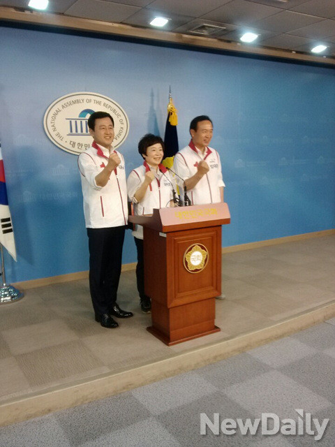 ▲ 11일 오후 국회 정론관에서 7.30 재보선 수원 지역에 출마하는 새누리당 임태희(수원정, 오른쪽), 김용남(수원병, 왼쪽), 정미경(수원을) 후보가 합동 기자회견을 하며 화이팅을 외치고 있다. ⓒ배민성 기자