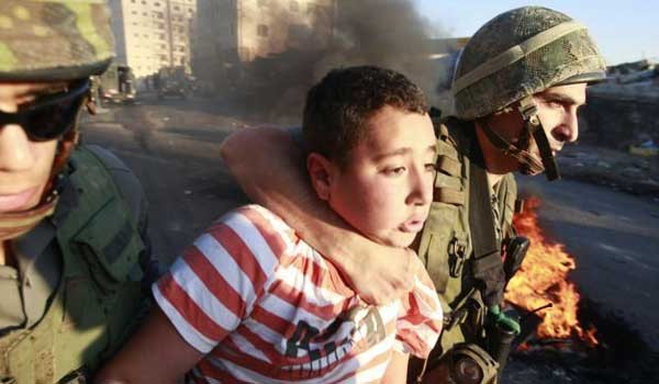 ▲ 이스라엘 군과 하마스 간의 교전이 벌어진 가자 지구에서 어린 소년을 후방으로 데려가는 이스라엘 군 [사진: 이란 프레스 TV 보도화면 캡쳐]