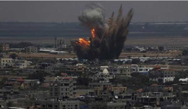 이스라엘 군의 공습으로 폭발하는 가자 지구 시설 [사진: 이집트 카이로 TV 보도화면 캡쳐]