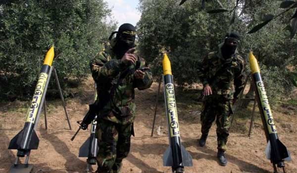 하마스는 곳곳에 숨어 이스라엘 민간 거주지 등에 로켓 공격을 퍼붓고 있다. 사진은 로켓 발사 전 연설하는 하마스 대원 [사진: 美우파 매체 '혁명의 진실(Truth of Revolt) 화면 캡쳐]