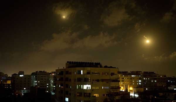 이스라엘 민간 거주지역으로 날아오는 하마스의 로켓 [사진: 이스라엘 현지 언론보도 캡쳐]