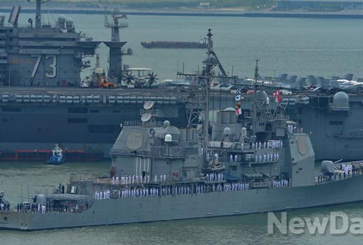 ▲ 정박 된 항공모함 근처로 입항하는 이지스함 ⓒ뉴데일리 정상윤