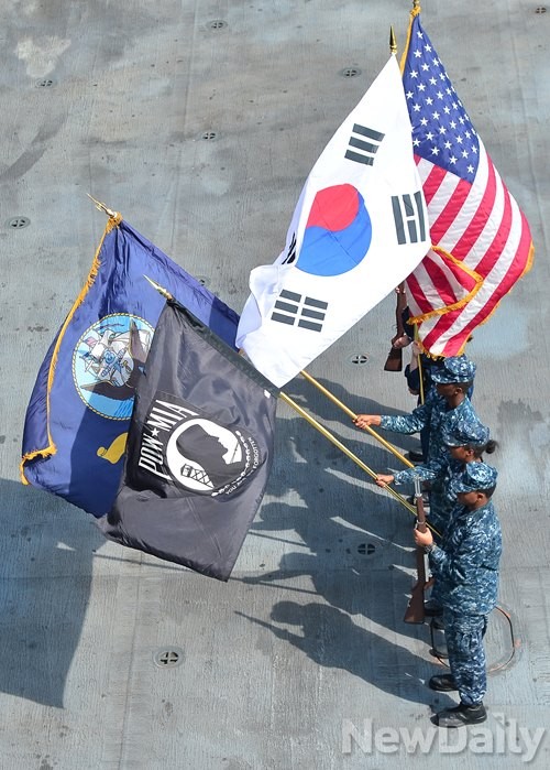 ▲ 정박 된 항공모함 근처로 입항하는 이지스함 ⓒ뉴데일리 정상윤