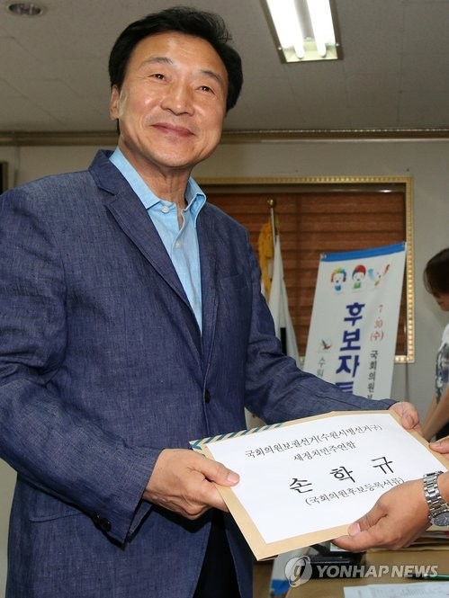 ▲ 7·30 국회의원 재·보궐선거 후보 등록 이틀째인 11일 오전 새정치민주연합 수원병 손학규 후보가 경기도 수원시팔달구선거관리위원회에서 후보 등록하고 있다.ⓒ연합뉴스