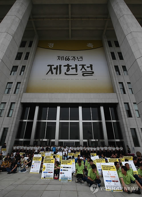 ▲ 12일 오후 서울 여의도 국회 본청에서 세월호 참사 희생자 가족들이 침묵연좌 농성을 하고 있다.ⓒ연합뉴스