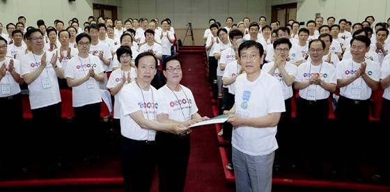 ▲ 정수진 하나은행 부행장(왼쪽)이과 신현승 외환은행 부행장(가운데)이 김정태 하나금융 그룹 회장에게 결의문을 전달하고 있다.ⓒ하나금융