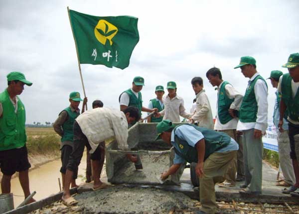 ▲ 1970년대 새마을운동 당시 모습. 정부에서 최소한의 자원과 자금을 지원하면 농민 스스로가 마을과 인프라를 바꾸는 방식이었다. [자료사진]