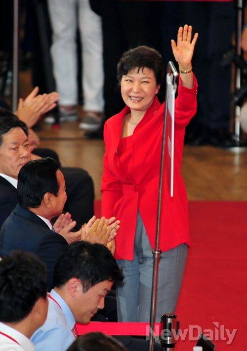 ▲ 박근혜 대통령이 14일 서울 잠실 실내체육관에서 열린 새누리당 전당대회에 참석해 당원과 국민들에게 인사를 하고 있다. ⓒ이종현 기자