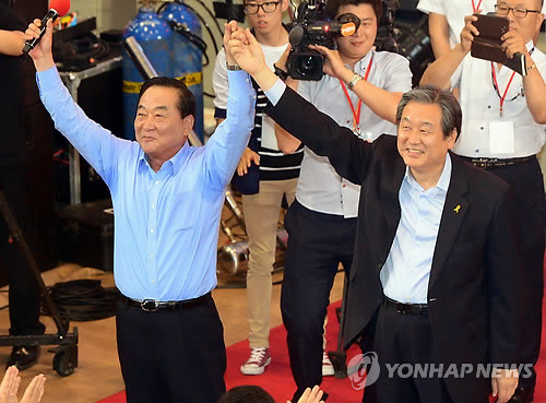 ▲ 새누리당 당권에 도전하는 서청원 의원이 14일 서울 송파구 잠실실내체육관에서 열린 제3차 전당대회에서 정견을 발표한 뒤 김무성 의원과 손을 잡고 당원들에게 인사를 하고 있다.ⓒ연합뉴스