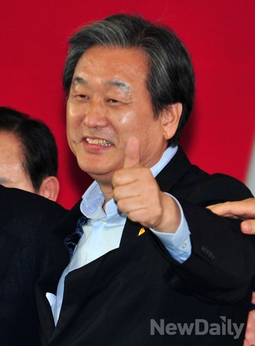 ▲ 14일 서울 잠실 실내체육관에서 열린 새누리당 제3차 전당대회에서 신임 대표로 선출된 김무성 의원이 당원과 국민들에게 인사를 하고 있다. ⓒ이종현 기자