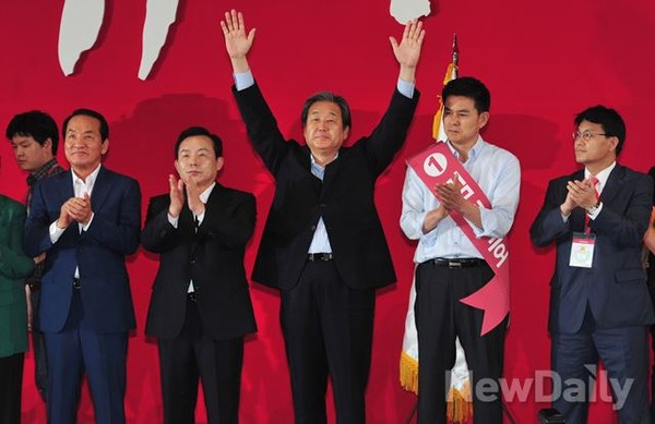 ▲ 14일 서울 잠실 실내체육관에서 열린 새누리당 제3차 전당대회에서 신임 대표로 선출된 김무성 의원과 최고위원들이 인사를 하고 있다. ⓒ이종현 기자