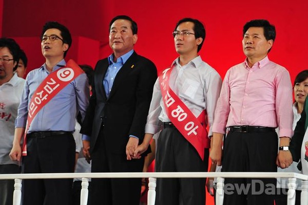 ▲ 제3차 새누리당 전당대회에서 최고위원으로 당선된 서청원 의원(왼쪽에서 두번째)ⓒ뉴데일리=이종현 기자