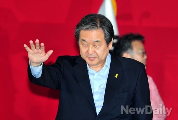 ▲ 새누리당 새 대표로 선출된 [김무성] 의원이 14일 오후 서울 잠실 실내 체육관에서 열린 제 3차 전당대회에서 지지자들에게 감사의 인사를 전하고 있다.ⓒ뉴데일리DB