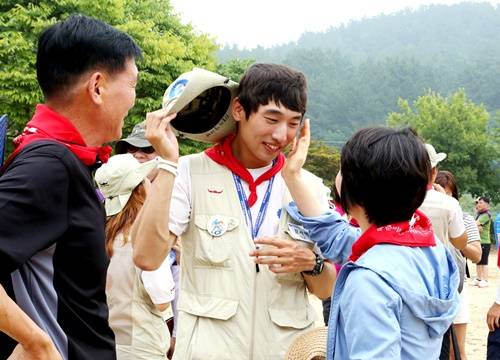 ▲ ⓒ동아제약 대학생 국토대장정 부모님과 함께 걷기 행사(사진=동아제약 제공)