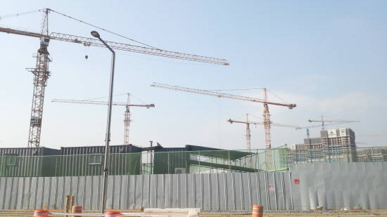 ▲ 위례신도시에서는 대대분이 공사가 한창 진행중이었다. 대형트럭과 높이 솟은 크레인이 눈에 띄었다. ⓒ뉴데일리