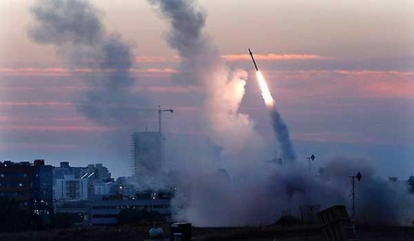 ▲ 이스라엘 군이 도심 지역을 향하는 하마스 로켓을 요격하기 위해 아이언 돔을 발사하는 모습 [사진: 이스라엘 현지 언론 보도화면 캡쳐]