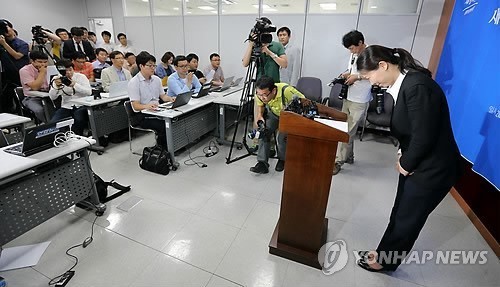 ▲ 7·30 광주 광산을 보궐선거에서 새정치민주연합의 전략공천 후보로 출마하는 권은희 전 서울 수서경찰서 수사과장이 10일 오후 광주시의회 기자실에서 기자회견을 열어 출마 입장을 밝힌 뒤 고개 숙여 인사하고 있다. 2014.7.10 ⓒ 연합뉴스, 무단전재 및 재배포금지