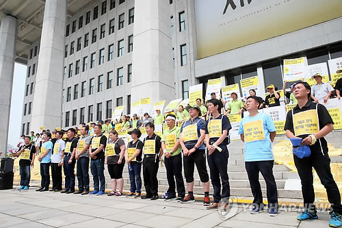 ▲ 세월호 가족 단식단과 세월호 사고 일반인 희생자 유가족 대책위원회, 세월호사고 희생자.실종자.생존자 가족대책위원회가 14일 국회 본청 앞에서 열린 '철저한 진상규명 특별법 제정을 위한 단식 농성 돌입 기자회견'에서 국민에게 감사인사하고 있다. ⓒ연합뉴스