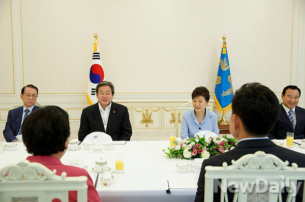 ▲ 박근혜 대통령이 15일 새로 선출된 새누리당 지도부와 오찬을 함께 하고 있다. ⓒ 뉴데일리