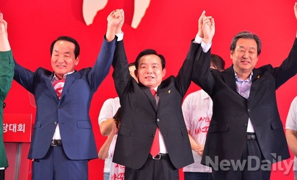 ▲ 서청원(왼쪽) 최고위원, 이인제 최고위원(가운데), 김무성 신임 당 대표(오른쪽) ⓒ뉴데일리DB