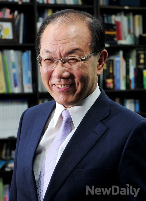 ▲ [황우여] 교육부 장관 후보자가 15일 오후 서울 여의도 국회 의원회관 의원실에서 기자간담회를 갖고 소감을 밝히고 있다. ⓒ뉴데일리=이종현 기자