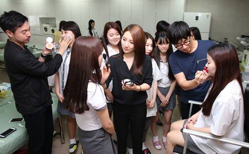 ▲ ⓒ'메이크업 아티스트가 간다'에 함께한 글로벌통상고등학교 학생들과 아모레퍼시픽 메이크업프로팀 직원들(사진=아모레퍼시픽 제공)