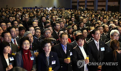 ▲ 박찬호 전경련 전무가 15일 서울 여의도 전경련회관 콘퍼런스센터에서 열린 '온실가스 배출권거래제 경제계 의견 발표회'에서 발표문을 읽고 있다. 사진제공=연합뉴스