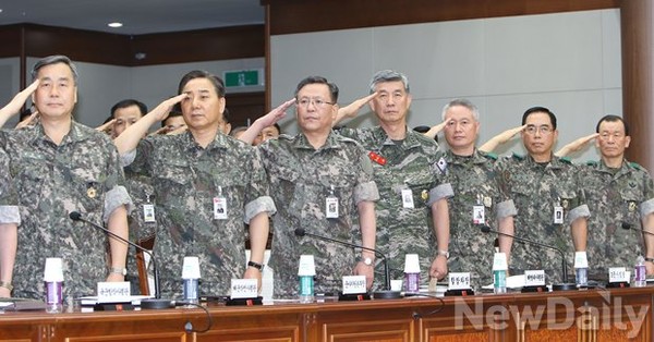 ▲ 전군 주요지휘관회의에 참석한 군 장성들이 국기에대한 경례를 하고 있다.ⓒ뉴데일리 정재훈 기자