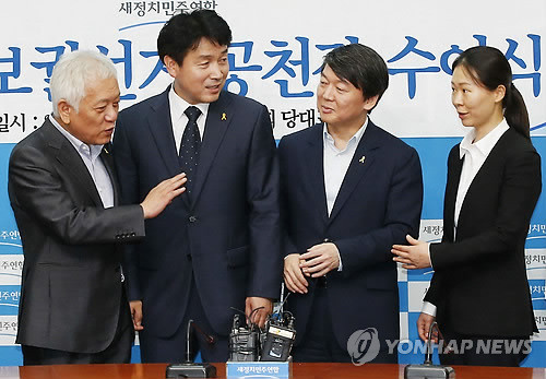 ▲ 새정치민주연합 김한길, 안철수 공동대표가 11일 오전 국회에서 열린 '7.30 재보궐선거 국회의원후보자 공천장 수여식'에서 기동민(서울 동작을), 권은희 (광주 광산을)후보와 대화를 하고 있다.ⓒ연합뉴스