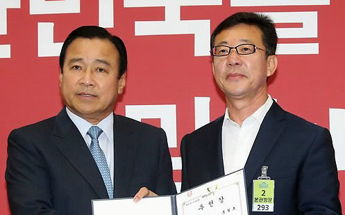 ▲ 경기 김포에 출마한 홍철호 새누리당 후보가 11일 국회에서 이완구 새누리당 원내대표로부터 공천장을 수여받고 있다. ⓒ연합뉴스