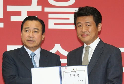 ▲ 경기 평택을에 출마한 유의동 새누리당 후보가 11일 국회에서 이완구 새누리당 원내대표로부터 공천장을 수여받고 있다. ⓒ연합뉴스