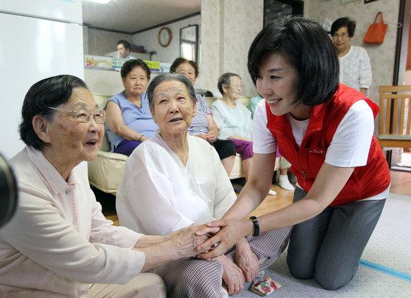 ▲ 서울 동작구 상도동 터널경로당을 방문한 나경원 동작을 새누리당 후보 ⓒ배민성 기자