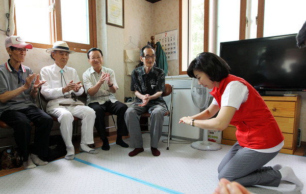 ▲ 서울 동작구 상도동 터널경로당을 방문한 나경원 동작을 새누리당 후보 ⓒ배민성 기자