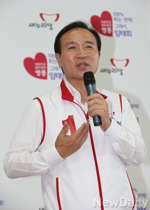 ▲ 7.30 수원정 보궐선거에 출마한 새누리당 임태희 후보가 16일 선거 사무실에서 지지자들과 인사를 나누고 있다. ⓒ뉴데일리=정재훈 기자