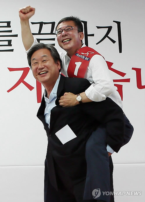 ▲ 16일 오후 경기 김포시에서 열린 새누리당 홍철호 후보 선거사무소 개소식에 참석한 김무성 새누리당 대표최고위원이 지지 연설을 마무리하며 홍 후보를 업고 있다. ⓒ연합뉴스