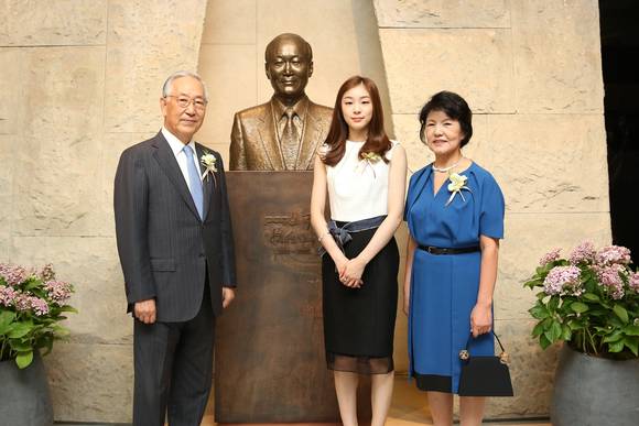 ▲ 포니정 재단은 16일 포니정 혁신상 수상자로 김연아 전 국가대표 선수를 선정하고 시상식을 개최했다. 사진은 왼쪽부터 김철수 포니정 재단 이사장, 김연아 씨, 고 정세영 명예회장의 부인 박영자 여사.ⓒ포니정재단