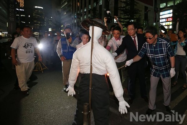▲ 유병언 인형 화형식 현장. ⓒ뉴데일리 정재훈 기자
