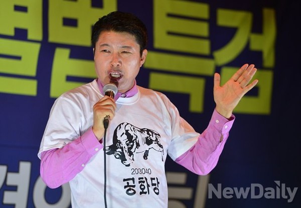 ▲ 짙은 안경 벗은 신동욱 공화당 총재 ⓒ뉴데일리 정상윤 기자